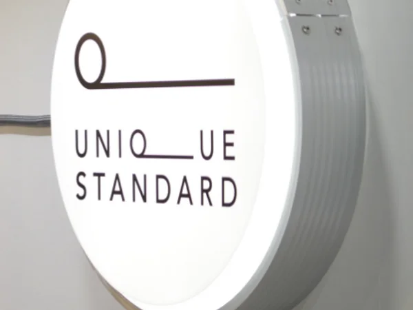 UNIQUE STANDARDの看板